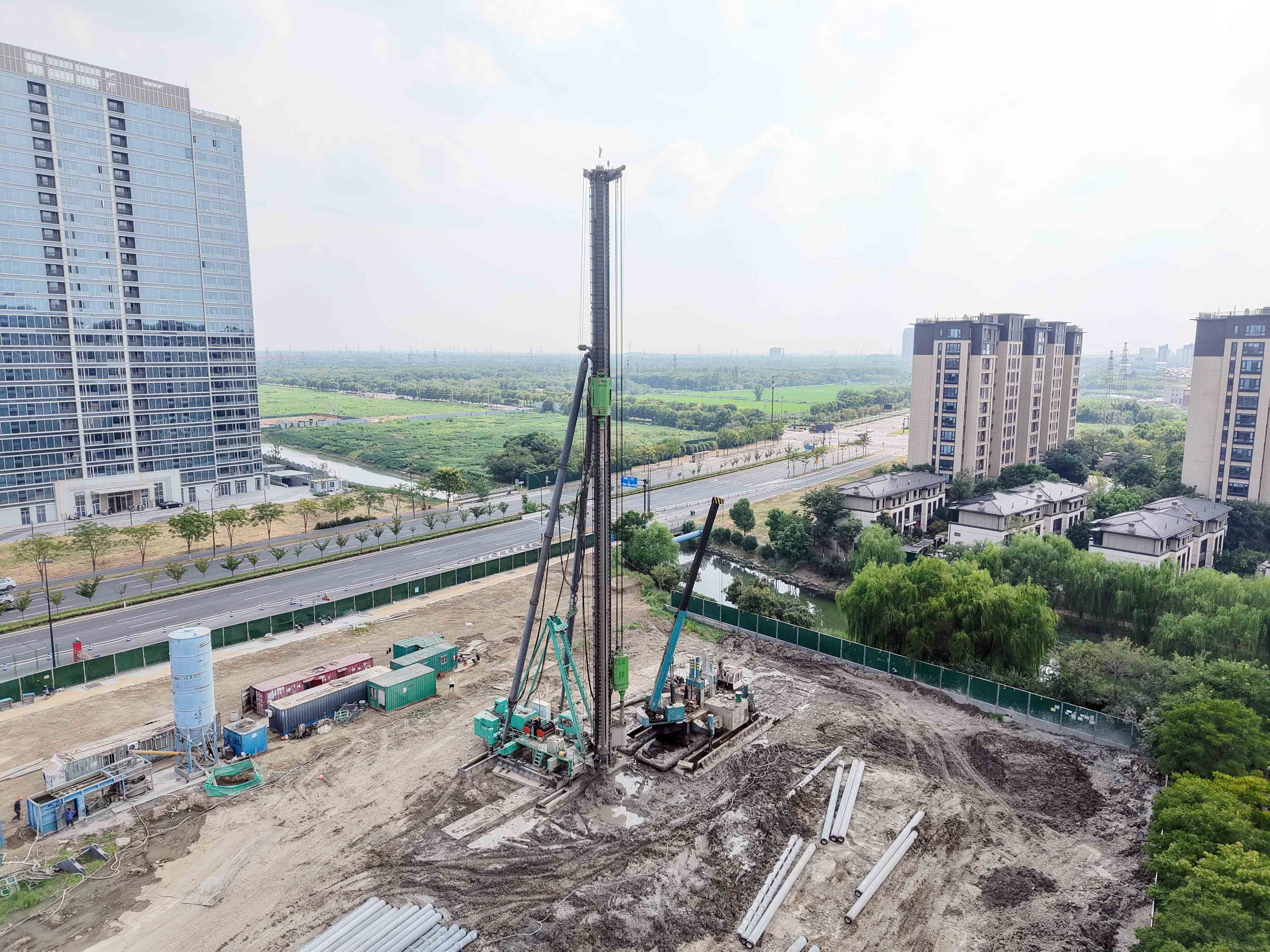 隧道边缘极限施工难题破解,绿色植桩技术展现安全高效解决方案 隧道边缘极限施工难题破解,绿色植桩技术展现安全高效解决方案