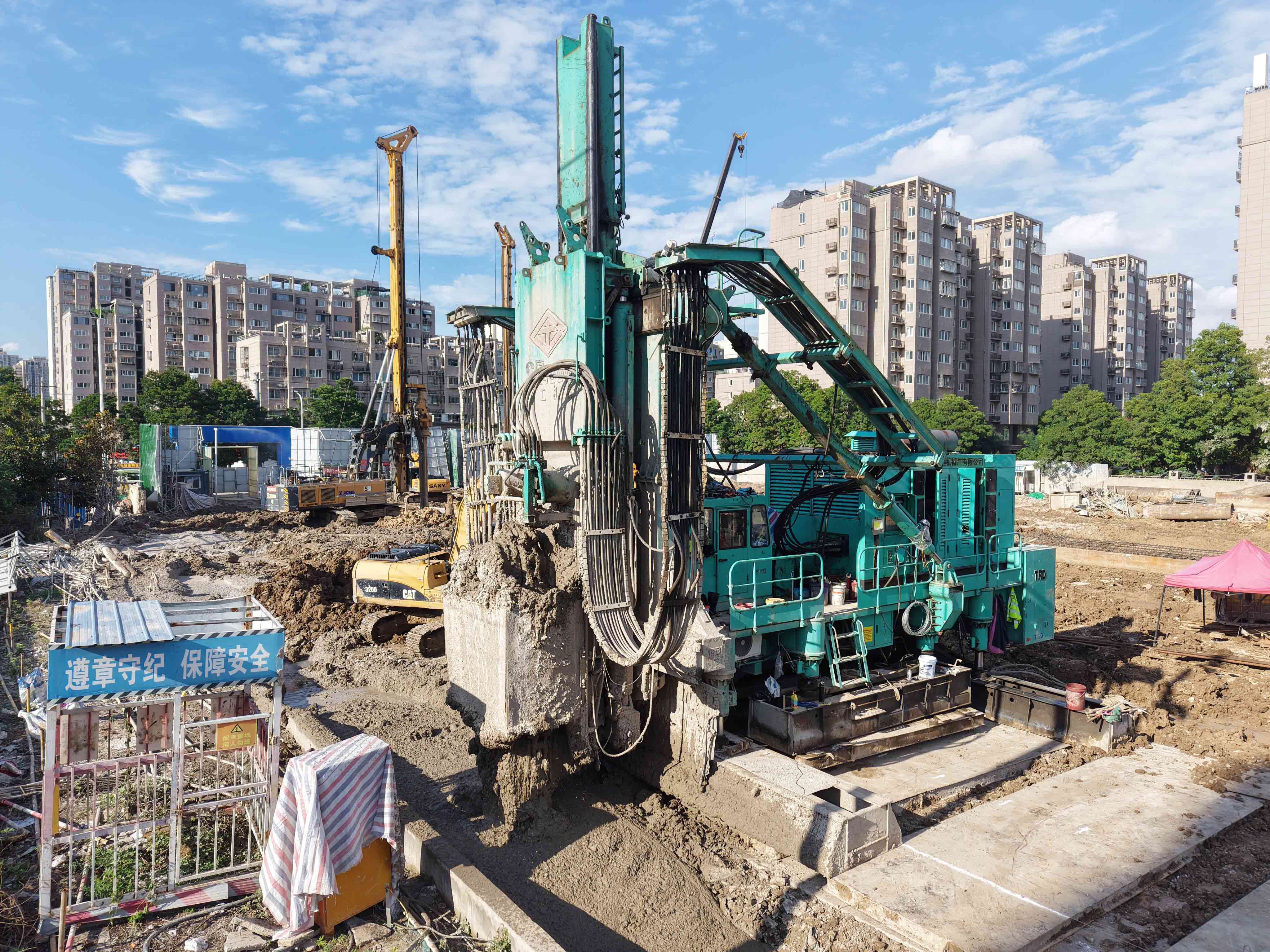 TRD工法机破解钢管迷宫施工难题|高效止水墙施工全攻略 TRD工法机破解钢管迷宫施工难题|高效止水墙施工全攻略