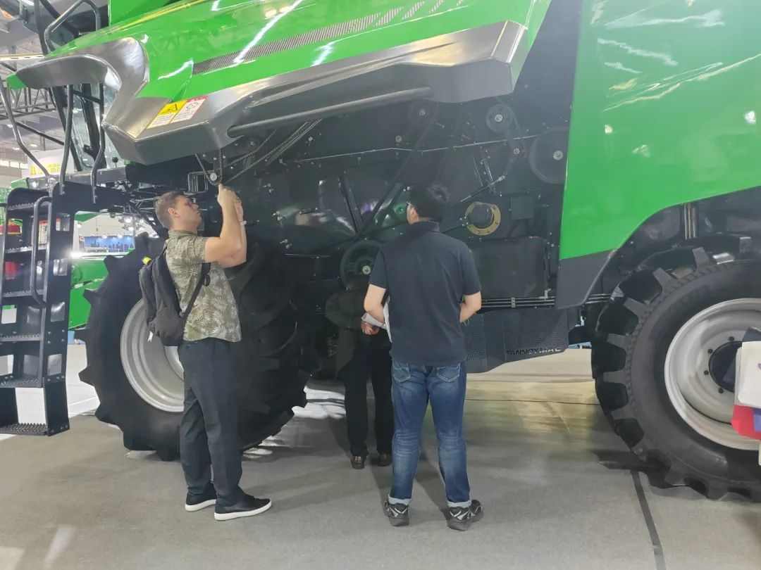 吉林天朗玉米籽粒收获机与打捆机亮相2024中国国际农机展｜新品解读