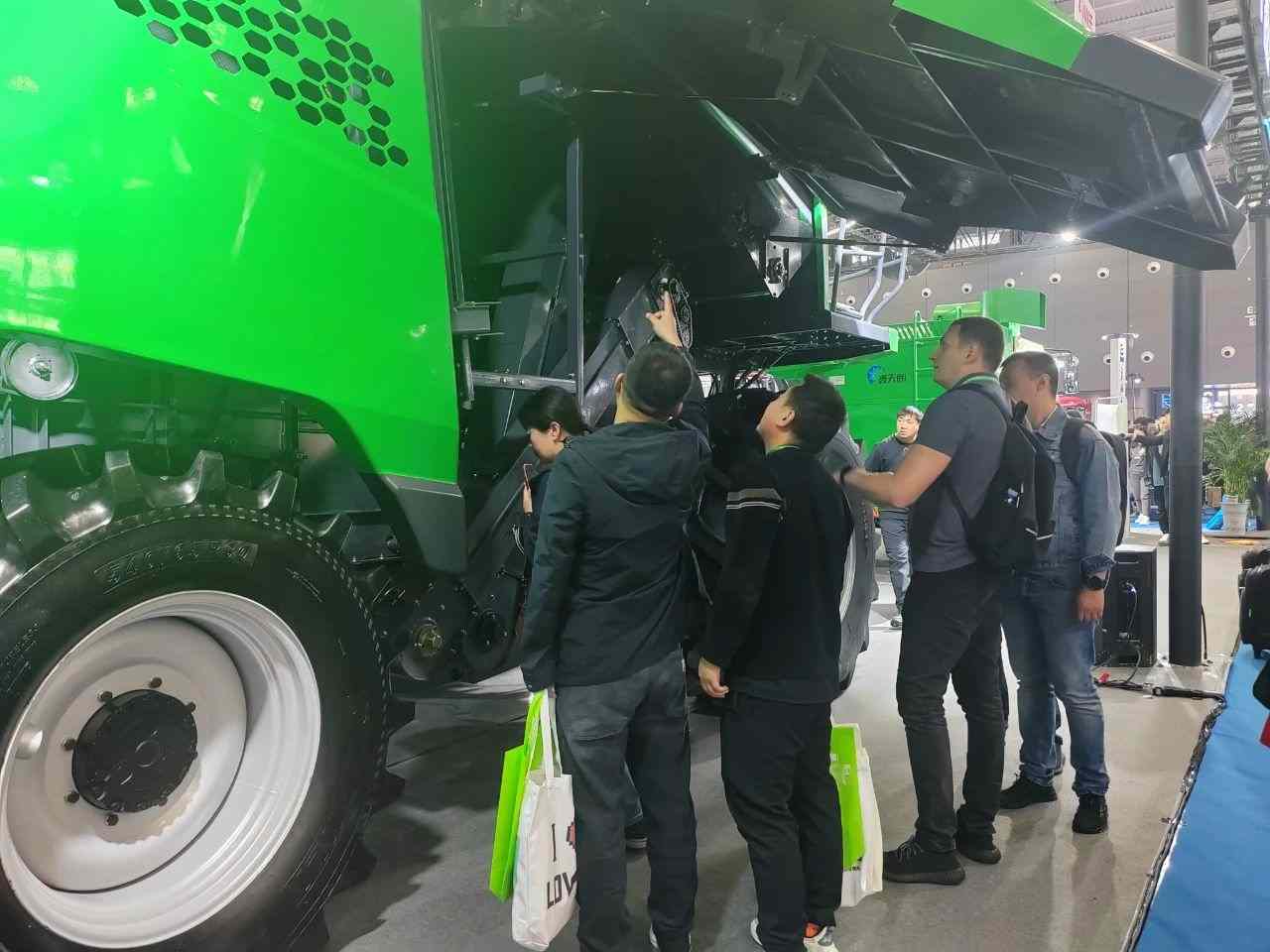 吉林天朗玉米籽粒收获机与打捆机亮相2024中国国际农机展｜新品解读