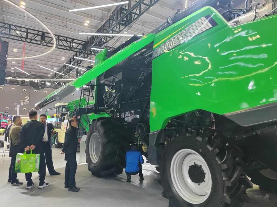 吉林天朗玉米籽粒收获机与打捆机亮相2024中国国际农机展｜新品解读
