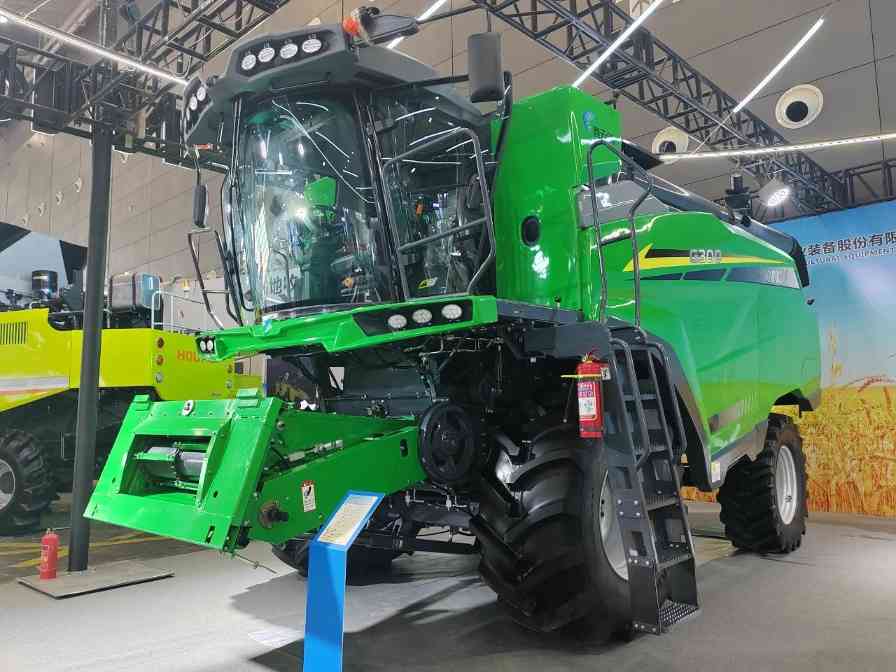 吉林天朗玉米籽粒收获机与打捆机亮相2024中国国际农机展｜新品解读