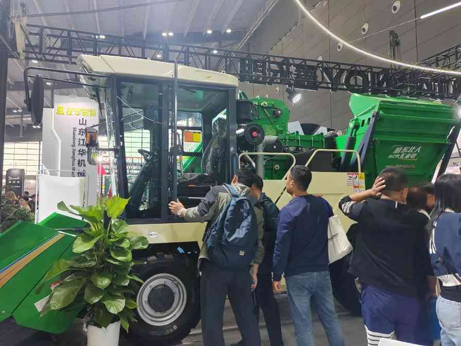 吉林天朗玉米籽粒收获机与打捆机亮相2024中国国际农机展｜新品解读