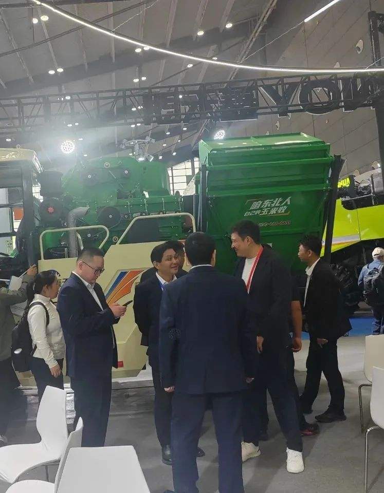 吉林天朗玉米籽粒收获机与打捆机亮相2024中国国际农机展｜新品解读